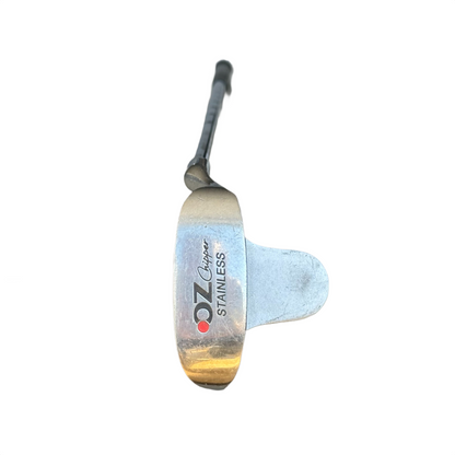 OZ Chipper Stainless bagside - OZ Chipper Stainless tekst med rødt punkt-logo og misfarvning